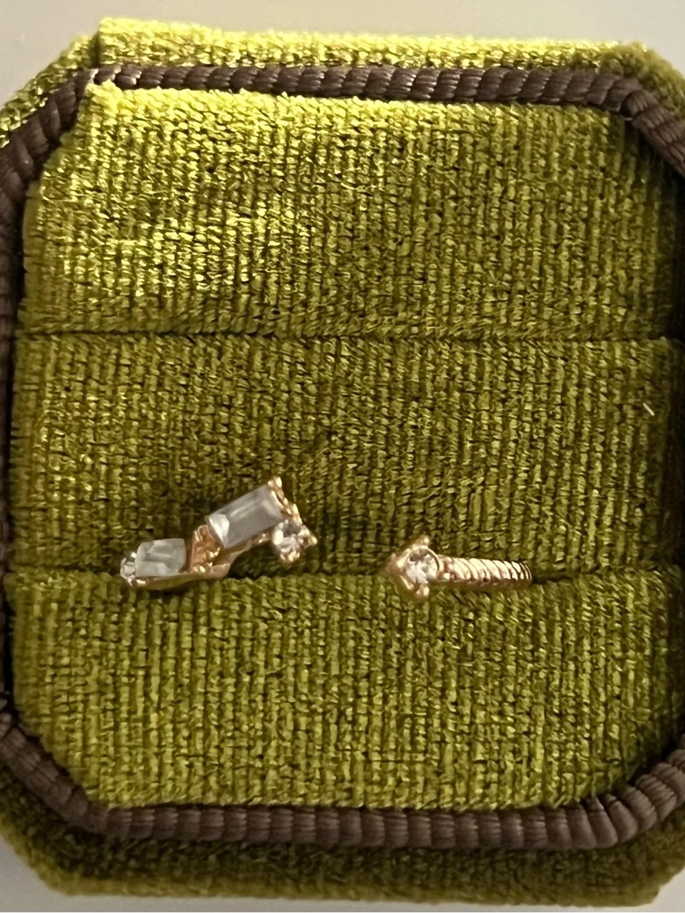 Classic Design Gold Band w/ Cubic Zirconia Diamond Clusters Adjustable 6-9